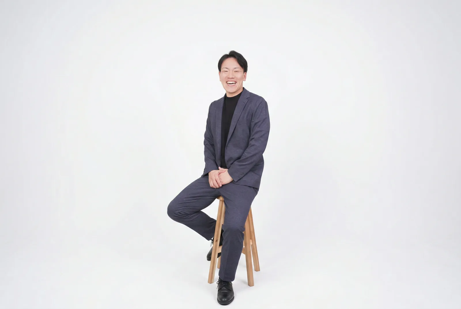 After: AI で背景置換 - 白ホリ