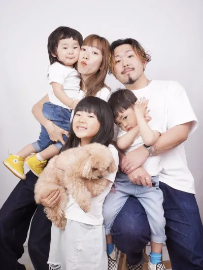 AI で替える前の、白い背景の家族写真