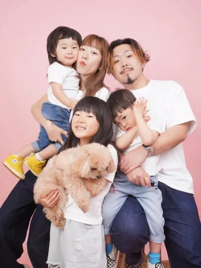AI Image Studio で背景を替えた家族写真